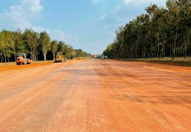 Đường cao tốc kết nối liên vùng TPHCM – Thủ Dầu Một – Phú Giáo – Đồng Phú – Đồng Xoài đang thi công rất nhanh.